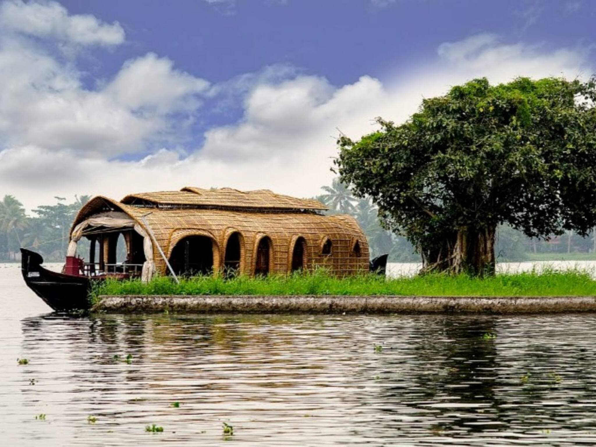 “വേമ്പനാട്ടു കായൽ കരയിൽ...” കേരളത്തിലെ കെട്ടുവളളങ്ങളും കായൽ ടൂറിസവും ഒരു എത്തിനോട്ടം