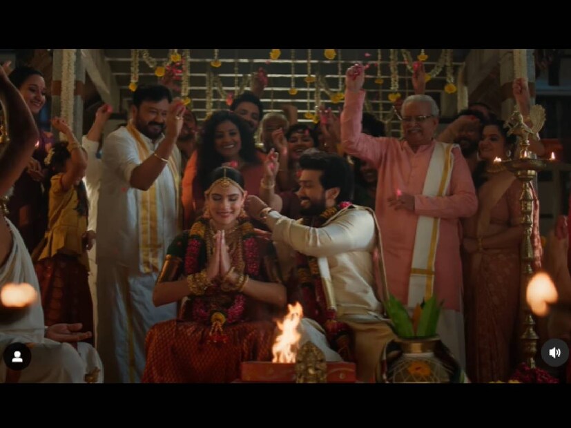 ആചാരപ്രകാരമുള്ള നിലയിൽ ഒരുക്കിയ വിവാഹവേളയാണ് കാണാൻ സാധിക്കുന്നത്. കാളിദാസ് താരിണിക്ക് താലി കെട്ടുന്നതും, പിന്നിൽ നിന്നും പിതാവ് ജയറാം പൂക്കൾ കൊണ്ട് അനുഗ്രഹം ചൊരിയുന്നു. പക്ഷേ ഈ വീഡിയോയിൽ അമ്മ പാർവതിയും സഹോദരി മാളവികയും മാളവികയുടെ ഭർത്താവ് നവനീതും ഇല്ല (തുടർന്ന് വായിക്കുക)