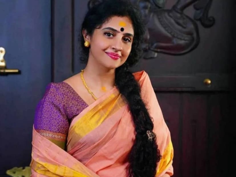  മലയാളികൾക്ക് പരിചയപ്പെടുത്തൽ വേണ്ടാത്ത പേരാണ് മേതിൽ ദേവിക. നർത്തകി എന്ന നിലയിൽ ശ്രദ്ധേയയായ മേതിൽ ദേവിക അഭിനയിക്കുന്ന ആദ്യ ചിത്രം 'കഥ ഇന്ന് വരെ' ഓണത്തിന് തിയേറ്ററുകളിലെത്തും. കഴിഞ്ഞ 25 വർഷത്തിനിടെ നായികയായി സിനിമകളിൽ ഒട്ടേറെ അവസരം ലഭിച്ചെങ്കിലും ഇവ വേണ്ടെന്ന് വച്ച് നൃത്തത്തില്‍ ശ്രദ്ധ നൽകാനാണ് മേതിൽ ​ദേവിക തീരുമാനിച്ചത്.