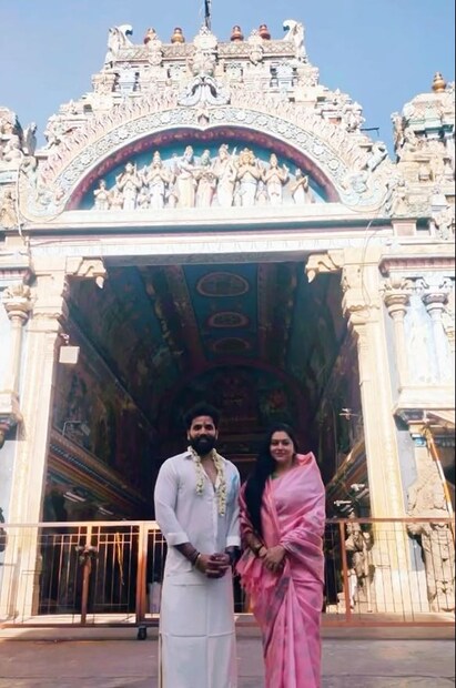  'ഇന്ന് രാവിലെയാണ് ഞങ്ങൾ മീനാക്ഷി ക്ഷേത്രത്തിൽ ദർശനം നടത്താൻ എത്തിയത്. വിഐപി പ്രവേശനത്തിനായി അനുമതി വാങ്ങാൻ ഞങ്ങൾ ഒരു ഉദ്യോഗസ്ഥന്റെ അടുത്ത് പോയി. അദ്ദേഹം വളരെ പരുഷമായ രീതിയിലാണ് പെരുമാറിയത്''- നമിത ഇൻസ്റ്റഗ്രാം വീഡിയോയിൽ പറഞ്ഞു.