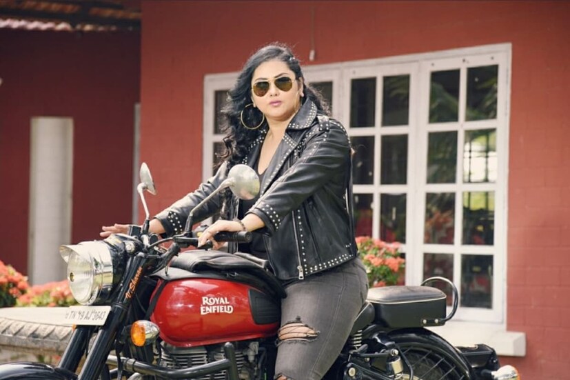  ബിജെപി സംസ്ഥാന നിർവാഹക സമിതി അംഗം കൂടിയാണ് നമിത. ‌വ്യക്തത വരുത്തിയശേഷം നെറ്റിയിൽ കുങ്കുമം പൂശി അവരെ ക്ഷേത്രത്തിനുള്ളിലേക്ക് കൊണ്ടുപോയി എന്ന് ഉദ്യോഗസ്ഥനെ ഉദ്ധരിച്ച് പിടിഐ റിപ്പോർട്ട് ചെയ്തു