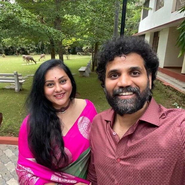  വിശ്വാസം വ്യക്തമാക്കുകയും നെറ്റിയിൽ കുങ്കുമം പുരട്ടുകയും ചെയ്തതിന് ശേഷമാണ് ക്ഷേത്രത്തിനുള്ളിൽ പ്രവേശിക്കാൻ അനുവദിച്ചതെന്ന് താരം പറഞ്ഞു. ഞങ്ങളുടെ സന്ദർശനത്തെക്കുറിച്ച് പോലീസിനെ അറിയിച്ചിരുന്നു. ഭക്തരെ ശല്യപ്പെടുത്താൻ ആഗ്രഹിക്കാത്തതിനാൽ മുഖംമൂടി ധരിച്ചിരുന്നുവെന്ന് നമിത പറഞ്ഞു.