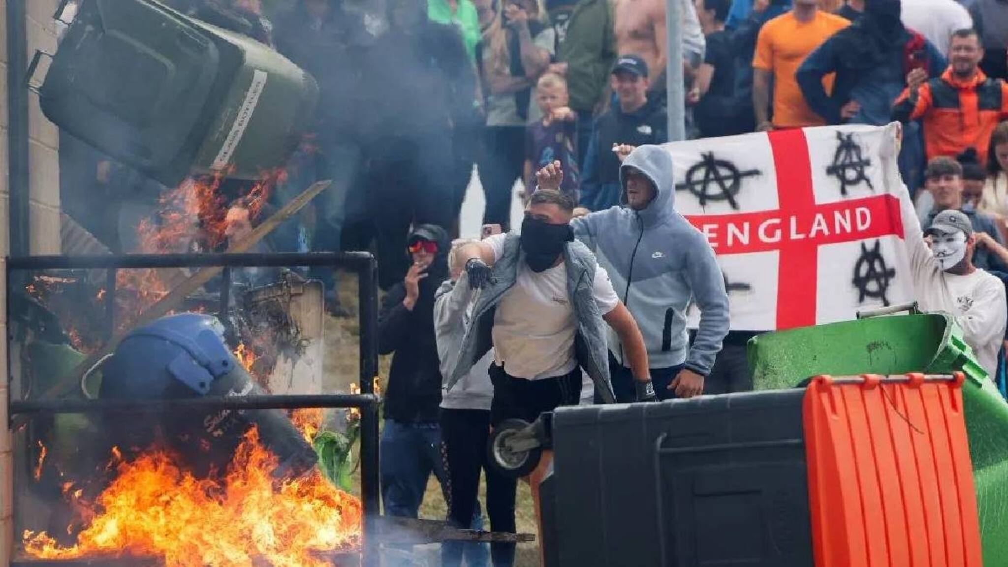 ബ്രിട്ടനില്‍ 13 വര്‍ഷത്തിനിടയിലെ ഏറ്റവും വലിയ കലാപത്തിന് തിരി കൊളുത്തിയ വ്യാജപ്രചരണം