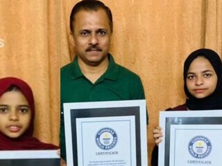 ജുവൈരിയ പിതാവിനും സഹോദരിക്കും ഒപ്പം