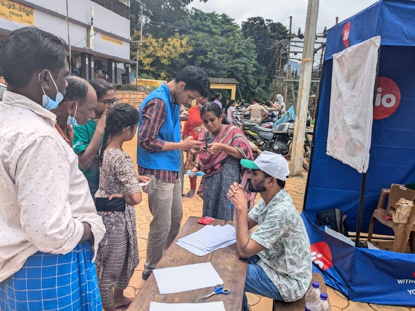  അടിയന്തര ദുരിതാശ്വാസ പ്രവർത്തനങ്ങളുടെ ഭാഗമായി റിലയൻസ് ഫൗണ്ടേഷന്റെ ദുരന്തനിവാരണ സംഘം സംസ്ഥാന അധികാരികളുമായും സംസ്ഥാന ദുരന്ത നിവാരണ അതോറിറ്റിയുമായും (എസ് ഡി എം എ) ചേർന്ന് പ്രവർത്തിക്കും. പാൽ, പഴങ്ങൾ തുടങ്ങിയ പോഷകാഹാരങ്ങൾ, അടുക്കളയിലേക്ക് ആവശ്യമായ റേഷൻ, പാത്രങ്ങൾ ഉൾപ്പെടെയുള്ള മറ്റ് അവശ്യസാധനങ്ങൾ എന്നിവ ക്യാമ്പുകളിൽ കഴിയുന്നവർക്ക് വിതരണം ചെയ്യും.