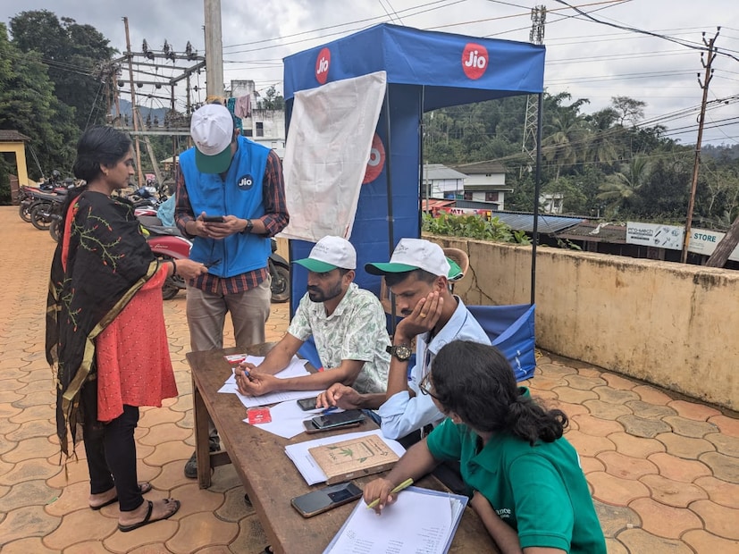  റിലയൻസ് ഇൻഡസ്ട്രീസിൻ്റെ ടെലികോം വിഭാഗമായ ജിയോയിലൂടെയാണ് ജിയോഭാരത് ഫോണുകൾ സൗജന്യമായി നൽകുന്നത്. ഒരു വർഷത്തെ റീചാർജ് പ്ലാൻ ഉൾപ്പടെയുള്ള വാലിഡിറ്റിയോട് കൂടിയാണ് ഫോൺ നൽകുന്നത്.