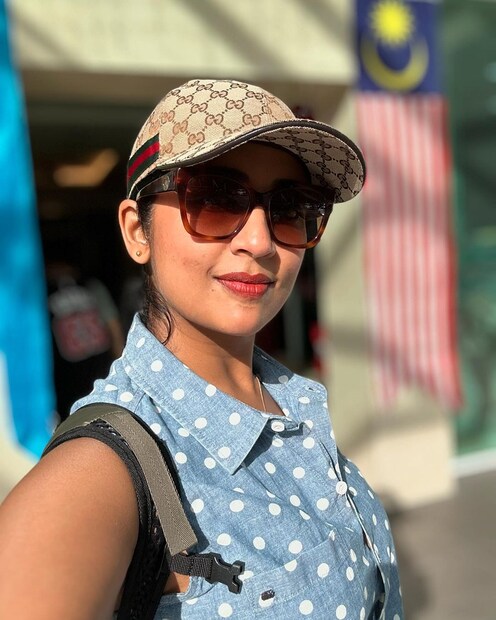  പിന്നീട് വീണ്ടും ഒരുത്തി എന്ന സിനിമയിലൂടെ അഭിനയത്തിലേക്ക് തിരിച്ചെത്തി. സിനിമയിലെന്നോണം നവ്യ(Navya Nair) ഇപ്പോൾ സോഷ്യൽ മീഡിയയിലും സജീവമാണ്.