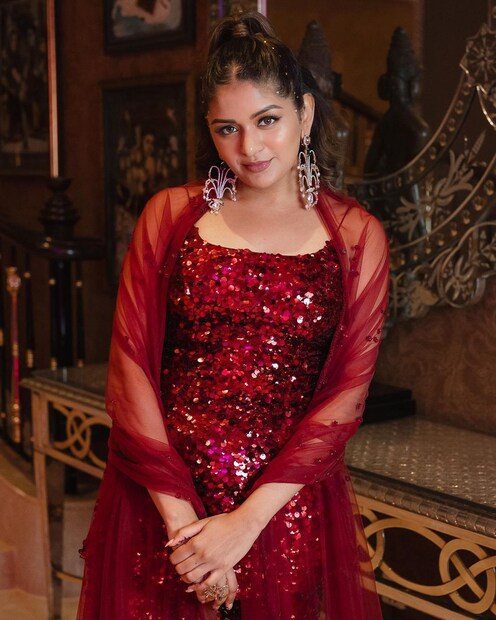  അദിതി ശങ്കർ(Aditi Shankar): പ്രശസ്ത തമിഴ് സംവിധായകൻ ശങ്കറിൻ്റെ മകളാണ് അദിതി ശങ്കർ(Aditi Shankar). വിരമൻ, മാവീരൻ തുടങ്ങിയ വിജയ ചിത്രങ്ങളിൽ അഭിനയിച്ചിട്ടുണ്ട്. തൻ്റെ അഭിനയ ജീവിതത്തോടൊപ്പം ഒരു ഡോക്ടർ കൂടിയാണ് അദിതി, രാമചന്ദ്ര സർവകലാശാലയിൽ നിന്നാണ് എംബിബിഎസ് ബിരുദം നേടിയത്.