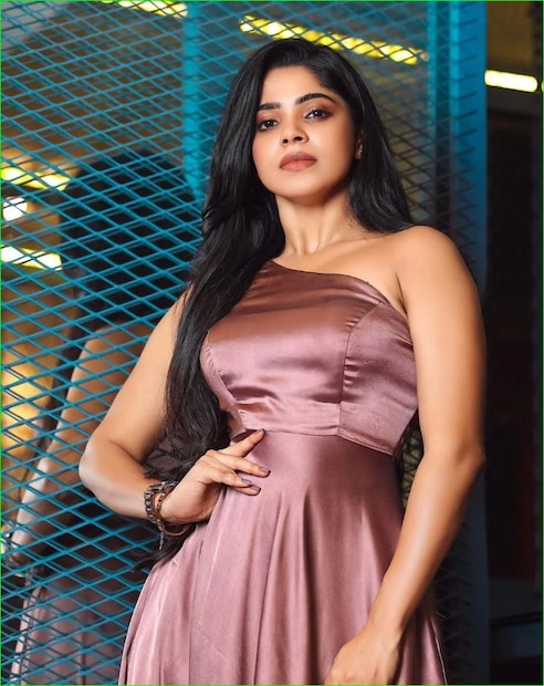  കോയമ്പത്തൂർ സ്വദേശിനിയായ ദിവ്യഭാരതി ആദ്യം മോഡലിംഗ് രംഗത്താണ് സജീവമായത്. മോഡലിംഗിന്റെ തിരക്കിൽ ആയിരിക്കുമ്പോഴാണ് സിനിമയിലേക്ക് അവസരം ലഭിക്കുന്നത്