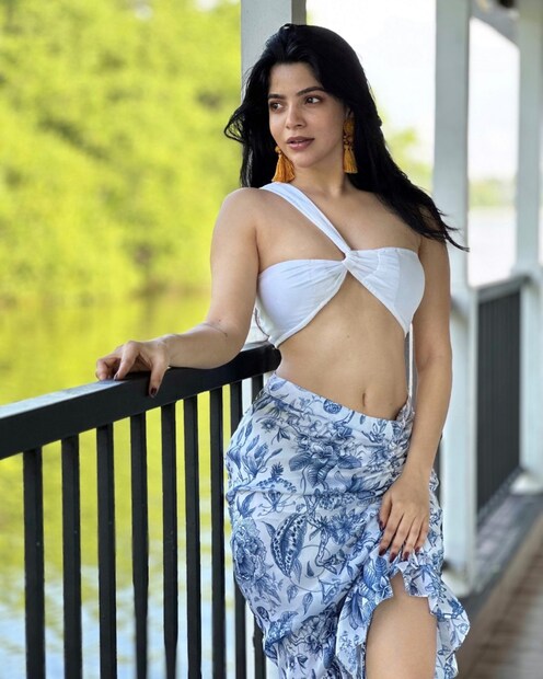  പ്രത്യേക ശരീരപ്രകൃതി ഉള്ളത് കുഴപ്പമില്ല, എല്ലാ വിമർശനങ്ങൾക്കും ഇടയിൽ നിങ്ങൾ സ്വയം എങ്ങനെ സ്നേഹിക്കുന്നു എന്നതാണ് പ്രധാനം. ഇക്കാര്യം ഓർമിപ്പിക്കാൻ ആരെങ്കിലും അക്കാലത്ത് ഉണ്ടായിരുന്നെങ്കിൽ നന്നായിരുന്നുവെന്നും ദിവ്യ ഭാരതി പറഞ്ഞു.