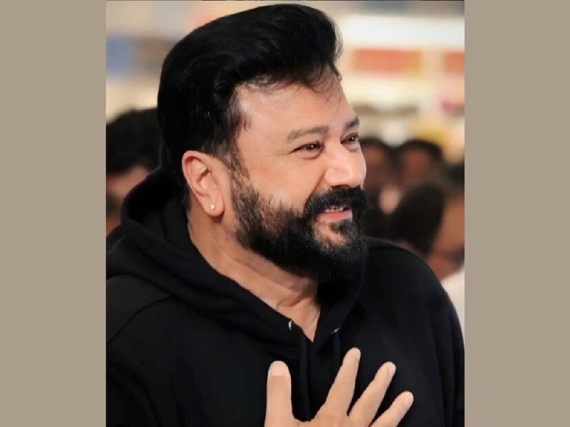 നിറയെ ജൂനിയർ ആർട്ടിസ്റ്റുമാരെ അണിനിരത്തിയ രംഗമായിരുന്നു ഷൂട്ട് ചെയ്യേണ്ടിയിരുന്നത്. റിപ്പബ്ലിക്ക് ദിനത്തിന് തലേ ദിവസമായിരുന്നു അത്. ആ രംഗത്തിൽ മോഹൻലാൽ, ജയറാം, ദിലീപ് എന്നിവർ ആൾക്കൂട്ടത്തിലൂടെ നടന്നു വരേണ്ടിയിരുന്നു. താൻ പോലും പ്രതീക്ഷിക്കാതെ എത്തിച്ചേർന്ന ആ സന്തോഷ വാർത്ത അപ്പോഴും തന്റെയും റാഫിയുടെയും ഉള്ളിൽ മാത്രമേയുള്ളൂ എന്ന് ജയറാം ധരിച്ചു വച്ചിരുന്നു. അവിടെയാണ് മോഹൻലാൽ വളരെ രസകരമായി ആ സർപ്രൈസ് പൊളിച്ചത്   