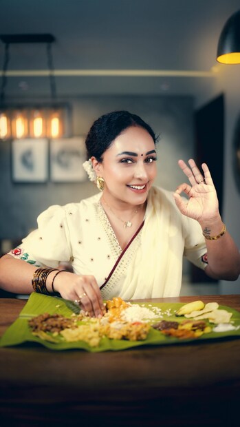 ഈ ഫോട്ടോയിൽ പേളി അങ്ങനെ രസിച്ച് സദ്യ കഴിക്കുന്ന പോലെയായിരുന്നു തുടക്കം എങ്കിലും, ഒടുക്കം ഇത്രയും രസത്തോടെ തീർന്നില്ല. വായുടെ ഉള്ളിൽ ഇരുന്ന ലിപ്സ്റ്റിക്ക്, അബദ്ധത്തിൽ വിഴുങ്ങുന്നതായാണ് പേളി കാണിക്കുന്നത്. ഇങ്ങനെ ചെയ്താൽ, നേരെ തൊണ്ടയിൽ കുരുങ്ങുമോ, വയറിനുള്ളിൽ പോകുമോ എന്നാണ് ചോദ്യം. സംഗതി അകത്തുപോയതും പേളിയുടെ മുഖത്ത് ആകെ പരിഭ്രമം നിറയുന്നു