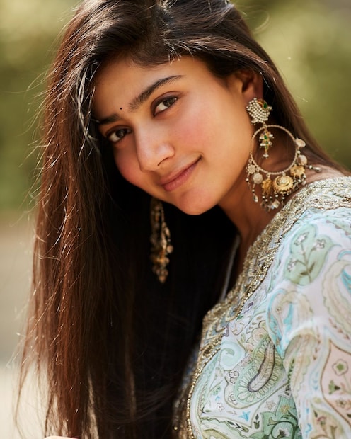  സായ് പല്ലവി(Sai Pallavi): തെന്നിന്ത്യയിൽ ഏറെ ആരാധകരുള്ള സായ് പല്ലവി(Sai Pallavi) യഥാർത്ഥ ജീവിതത്തിൽ ഒരു ഡോക്ടറാണ്. ജോർജിയയിലെ ടിബിലിസി സ്റ്റേറ്റ് മെഡിക്കൽ യൂണിവേഴ്സിറ്റിയിൽ 2016-ൽ മെഡിക്കൽ പഠനം പൂർത്തിയാക്കി. എന്നാൽ ഇന്ത്യയിൽ ഡോക്ടറായി രജിസ്റ്റർ ചെയ്തിട്ടില്ല.