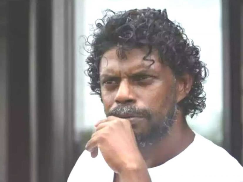  വിനായകനെ ഉദ്യോഗസ്ഥര്‍ തടഞ്ഞുവെച്ചതായും വിവരമുണ്ട്. വിനായകൻ വിമാനത്താവളത്തിൽ പ്രശ്നങ്ങൾ ഉണ്ടാക്കിയതിനെ തുടർന്നാണ് നടപടിയെന്നും സൂചനയുണ്ട്.