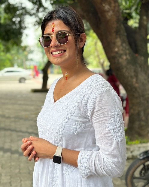  ക്ഷേത്രമുറ്റത്ത് നിൽക്കുന്ന ചിത്രമാണ് അമൃത(Amrutha Suresh) പങ്കുവെച്ചത്. കയ്യിൽ പ്രസാദവും നെറ്റിയിൽ ചന്ദനവും ചാർത്തിയാണ് അമൃതയുടെ നിൽപ്പ്. ആദ്യ ചിത്രത്തിൽ കൈ തൊഴുന്നതുപോലെയുള്ള ഇമോജിയാണ് നൽകിയിരിക്കുന്നത്. രണ്ടാമത്തെ ചിത്രത്തിൽ 'സ്നേഹം പ്രാർത്ഥനകൾ' എന്നും കുറിച്ചിരിക്കുന്നു.