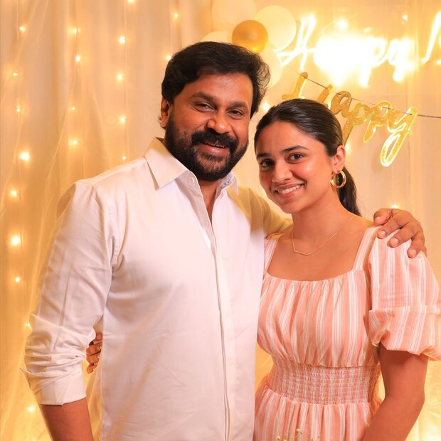  ദിലീപി(Dileep)ന്റെ 57ാം പിറന്നാൾ ആണിന്ന്. ജന്മദിന സമ്മാനമായി താരത്തിന്റെ 150ാം ചിത്രമായ പ്രിൻസ് ആൻഡ് ഫാമിലിയുടെ ഫസ്റ്റ് ലുക്ക്‌ പോസ്റ്ററും ഇന്ന് പുറത്തുവന്നിട്ടുണ്ട്.