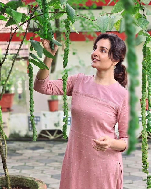  അതിന് ശേഷം മഞ്ജുവിന്റെ കരിയറിലെ മികച്ച സമയം തന്നെയായിരുന്നുവെന്ന് തന്നെ പറയാം. കണ്ണെഴുതി പൊട്ടും തൊട്ട്, ആറാം തമ്പുരാൻ, കന്മദം, ഈ പുഴയും കടന്ന്, കളിയാട്ടം, സമ്മർ ഇൻ ബത്ലഹേം, പ്രണയവർണ്ണങ്ങൾ, പത്രം തുടങ്ങീ നിരവധി സിനിമകളിലൂടെ വ്യത്യസ്ഥമായ കഥാപാത്രങ്ങളുമായി മഞ്ജുവാര്യർ (Manju Warrier)എത്തി. ഇവയെല്ലാം തന്നെ പ്രേക്ഷകർ ഇന്നും ആസ്വദിക്കുന്ന സിനിമകളാണെന്നതും ശ്രദ്ധേയം. വിവാഹം കഴിച്ചതോടെ സിനിമയിൽ നിന്നും മാറി നിന്ന മഞ്ജുവാര്യർ ഒരിടവേളയ്ക്ക് ശേഷം തിരിച്ചുവന്നപ്പോഴും വലിയ സ്വീകാര്യതയാണ് താരത്തിന് ലഭിച്ചത്.