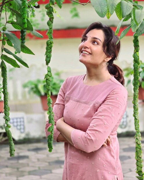  തിരിച്ചുവരവിൽ സിനിമയിലെന്നോണം മഞ്ജു സോഷ്യൽമീഡിയയിലും ഏറെ സജീവമാണ്. ഇപ്പോഴിതാ തന്റെ ഇൻസ്റ്റ​ഗ്രാമിൽ മഞ്ജു പങ്കുവെച്ച പുതിയ പോസ്റ്റാണ് ശ്രദ്ധയാകുന്നത്. 'നിങ്ങൾക്ക് ലഭിക്കാവുന്ന ഏറ്റവും വലിയ സമ്പത്ത് മനസ്സമാധാനമാണ്' എന്നാണ് മഞ്ജു ചിത്രങ്ങൾക്കൊപ്പം കുറിച്ചിരിക്കുന്നത്. മഞ്ജുവിന്റെ പുത്തൻ പോസ്റ്റ് ഇതിനോടകം തന്നെ ആരാധകർ ഏറ്റെടുത്തു കഴിഞ്ഞു. താരങ്ങള ടക്കം നിരവധി പേരാണ് മഞ്ജുവിന്റെ ചിത്രങ്ങൾക്ക് ലൈക്കും കമ്മന്റുകളുമായി എത്തുന്നത്. നിങ്ങളുടെ ശാന്തമായ മുഖം ഞാൻ ഇഷ്ടപ്പെടുന്നുവെന്നാണ് ഒരു ആരാധകൻ കുറിച്ചിരിക്കുന്നത്. ഈ നിമിഷത്തിനായി എത്ര കാത്തിരുന്നു എന്നാണ് മറ്റൊരു ആരാധകന്റെ കമ്മൻ്റ്.