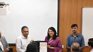 അസാപ് കേരള സി.എം ഡി ഡോ. ഉഷ ടൈറ്റസും ഡിജിറ്റൽ സർവകലാശാല വൈസ് ചാൻസിലർ ഡോ. സജി ഗോപിനാഥും തമ്മിൽ ധാരണാപത്രത്തിൽ ഒപ്പുവെച്ചു