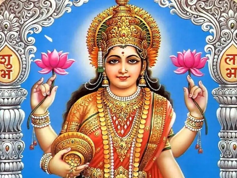  ദീപാവലിയെന്നാൽ പലരുടേയും മനസ്സിൽ ആദ്യം ഓടിയെത്തുക ദീപങ്ങളും മധുരപലഹാരങ്ങളും പടക്കം പൊട്ടിക്കലും ഒക്കെയാണ്. എന്നാൽ ഈ ദിനത്തിൽ ഇവയ്ക്കൊപ്പം ലക്ഷ്മി ദേവിയെ ആരാധിക്കുകയും കൂടി ചെയ്താൽ ജീവിതത്തിൽ സമൃദ്ധി ഉണ്ടാകുമെന്നാണ് വിശ്വാസം. ലക്ഷ്മി പൂജയിൽ താമരയ്ക്കും ഏറെ പ്രാധാന്യമുണ്ട്.