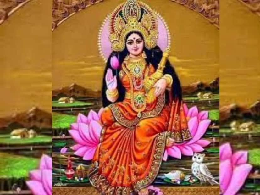  താമരപ്പൂവിൻ്റെ പ്രാധാന്യം:താമര പൂക്കൾ ലക്ഷ്മി ദേവിക്ക് വളരെ പ്രിയപ്പെട്ടതാണ്. ഹൈന്ദവ പുരാണങ്ങൾ അനുസരിച്ച്, ലക്ഷ്മി ദേവിയുടെ അവതാരം താമരപ്പൂവിൽ നിന്നാണ് പരിണമിച്ചത്. അതിനാൽ, ലക്ഷ്മി പൂജയ്ക്കിടെ, ദേവിക്ക് എട്ട് താമരപ്പൂക്കൾ സമർപ്പിക്കുന്നത് ശുഭകരമായി കണക്കാക്കുന്നു. ലക്ഷ്മി പൂജയ്ക്കിടെ താമരപ്പൂക്കൾ ലഭ്യമായില്ലെങ്കിൽ, ലക്ഷ്മി ദേവിക്ക് ശർക്കരയും സമർപ്പിക്കാവുന്നതാണ്.