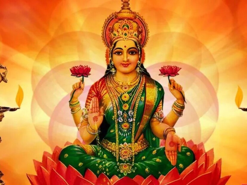  മഹാലക്ഷ്മി ദേവി, മഹാ കാളി ദേവി, സരസ്വതി ദേവി എന്നിവയാണ് ദീപാവലി സമയത്ത് ആരാധിക്കപ്പെടുന്ന ലക്ഷ്മി ദേവിയുടെ രൂപങ്ങൾ. ലക്ഷ്മി പൂജയ്ക്ക് താമരപ്പൂവിന് വലിയ പ്രാധാന്യമാണുള്ളത്. ഇത് ദേവിക്ക് സമർപ്പിക്കുന്നത് ജീവിതത്തിൽ ഐശ്വര്യം കൊണ്ടുവരും.