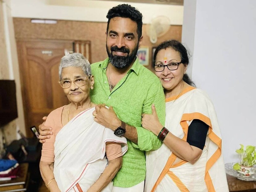 ഗോപിയുടെ ഒപ്പം ജീവിതം പങ്കിട്ട അഭയ ഹിരണ്മയി, അമൃതാ സുരേഷ് എന്നിവർക്ക് പോലും അമ്മ ലിവിയെ കുറിച്ച് നല്ല വാക്കുകൾ മാത്രമേ പറയാനുണ്ടായിരുന്നുള്ളൂ. ഗോപിയുടെ സംഗീതത്തിന് അമ്മയുടെ സ്വാധീനം അത്രയേറെയുണ്ട് എന്ന് അവരും മനസിലാക്കിയിരുന്നു. മകന്റെ ഒപ്പം ജീവിച്ച രണ്ടുപേർക്കുമൊപ്പം അമ്മ പുഞ്ചിരിച്ച മുഖവുമായി നിൽക്കുന്ന ചിത്രങ്ങൾ പങ്കിട്ടു കൊണ്ടാണ് പോസ്റ്റുകൾ ഉണ്ടായത്. ഗോപിയുടെ ഭാര്യ പ്രിയ ഗോപി സുന്ദറിനെയും അവസാന നാളുകൾ വരെ ചേർത്തുനിർത്തി വ്യക്തിയാണ് ഈ അമ്മ (തുടർന്ന് വായിക്കുക)