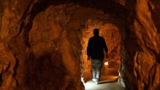 ലെബനനിലെ ഹിസ്ബുള്ള നിർമ്മിച്ച റെസിസ്റ്റൻസ് മ്യൂസിയത്തിലെ ഭൂഗർഭ ബങ്കറിൽ ഒരാൾ നടക്കുന്നു (ചിത്രം: ഗെറ്റി)