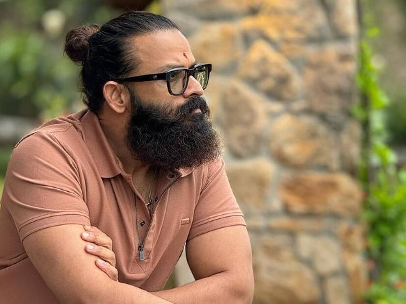 കേസുകൾ ഉയർന്ന സാഹചര്യത്തിൽ ജയസൂര്യ വിദേശത്തായിരുന്നു. കുടുംബവുമൊത്ത് അമേരിക്കയിൽ കഴിയുന്ന വേളയിലാണ് പരാതി ഉയർന്നത്. ഇക്കഴിഞ്ഞ ജന്മദിനത്തിന് ജയസൂര്യ ഒരു കുറിപ്പ് പോസ്റ്റ് ചെയ്തതും ശ്രദ്ധേയമായിരുന്നു. വ്യാജാരോപണങ്ങൾ ആർക്കും ഉന്നയിക്കാമെന്നും, വ്യാജ പീഡനാരോപണം നേരിടുന്നതും വേദനാജനകമാണ്. സത്യത്തിനായിരിക്കും അന്തിമ വിജയമെന്നും ജയസൂര്യ. നിരപരാധിത്വം തെളിയിക്കാനുള്ള നിയമപോരാട്ടം തുടരുമെന്നും ജയസൂര്യ വ്യക്തമാക്കി 