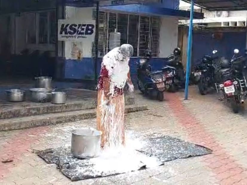  ദോശമാവാട്ടി കവറുകളിൽ ആക്കി കടകളിൽ വിൽപന നടത്തുന്ന ജോലിയാണ് രാജേഷിന്റേത്. ഇന്നലെ ഉച്ചയ്‌ക്ക് 1 മുതൽ 3 വരെയാണ് വൈദ്യുതി മുടങ്ങുമെന്ന് അറിയിച്ചതെങ്കിലും രാവിലെ 9.30 മുതൽ 10.30 വരെ തുടരെ വൈദ്യുതി തടസ്സപ്പെട്ടു.