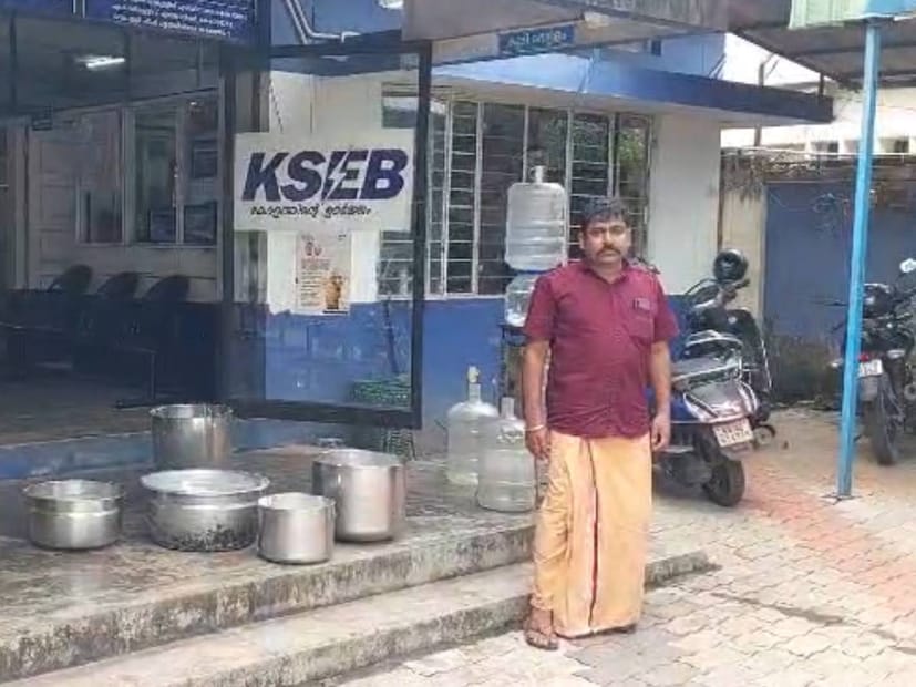  ഉച്ചയ്ക്ക് ഒരുമണിക്ക് മുൻപ് മാവ് കടകളിൽ കൊടുക്കുന്നതിനായി രാവിലെ 6 മുതൽ ആരംഭിച്ച ജോലിയാണെന്നും 10000 രൂപയുടെ നഷ്ടമുണ്ടായതായും രാജേഷ് പറയുന്നു.