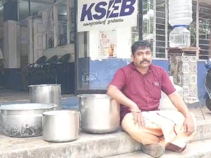  പ്രതിഷേധവുമായി കെഎസ്ഇബിയിൽ എത്തിയപ്പോഴാണ് തനിക്ക് 11 മണി മുതൽ വൈദ്യുതി മുടങ്ങുമെന്ന മെസേജ് ലഭിച്ചതെന്ന് രാജേഷ് പറയുന്നു. കെഎസ്ഇബി ഉദ്യോഗസ്ഥരുടെ കെടുകാര്യസ്ഥതയ്‌ക്കെതിരെ ഉയർന്ന ഉദ്യോഗസ്ഥർക്കും പൊലീസിലും പരാതി നൽകാൻ ഒരുങ്ങുകയാണ് രാജേഷ്.
