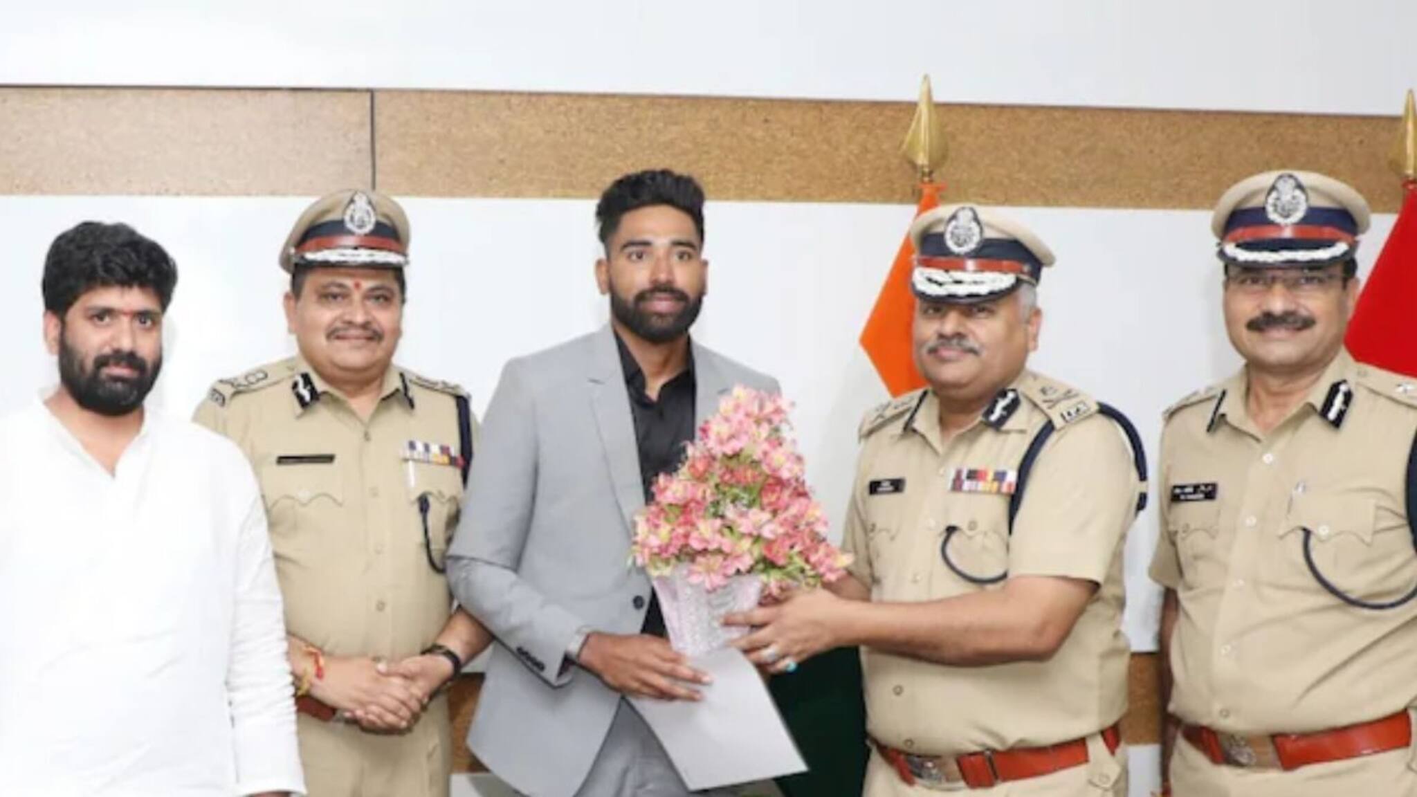 ഇന്ത്യൻ പേസർ മുഹമ്മദ് സിറാജ് ഇനി കാക്കിയിൽ; തെലങ്കാന ഡിഎസ്പിയായി ചുമതല