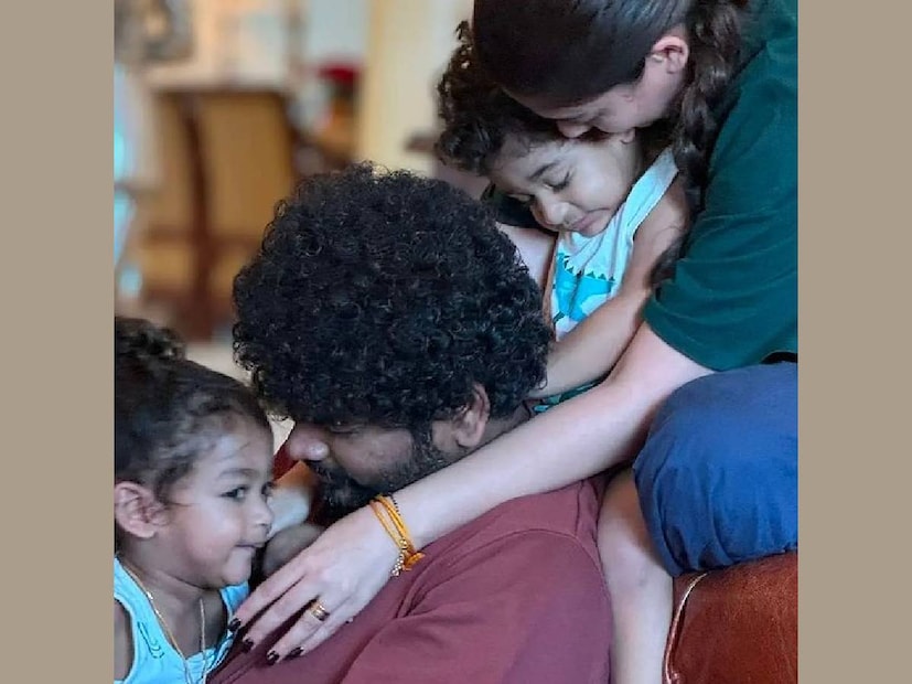 ഒരു മണിക്കൂർ 21 മിനിറ്റ് ദൈർഘ്യമുള്ള വീഡിയോ ആയി നയൻ‌താരയുടെ വിവാഹ വീഡിയോയും അവരുടെ ജീവിത കഥയും പറയുന്ന 'നയൻതാര: ബിയോണ്ട് ദി ഫെയറി ടെയ്ൽ' എന്ന ഡോക്യുമെന്ററി ഒടുവിൽ പ്രദർശനത്തിനെത്തുകയാണ്. നെറ്റ്ഫ്ലിക്സിലാണ് ഈ ഡോക്യുമെന്ററി പ്രദർശനത്തിനെത്തുക. നെറ്റ്ഫ്ലിക്സ് ഇതേപ്പറ്റി അപ്ഡേറ്റ് നൽകിക്കഴിഞ്ഞു. 2022 ജൂൺ ഒൻപതിനായിരുന്നു നയൻതാരയും വിഗ്നേഷ് ശിവനും തമ്മിലെ വിവാഹം. ഈ ഡോക്യുമെന്ററി സംവിധാനം ഏൽപ്പിച്ചിരുന്നത് സംവിധായകൻ ഗൗതം വാസുദേവ് മേനോനെയും (തുടർന്ന് വായിക്കുക)
