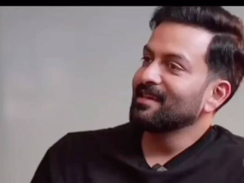 ഇപ്പോൾ അച്ഛൻ മകളെ ഓമനിക്കുന്ന ഒരു ചിത്രം സുപ്രിയ ഇൻസ്റ്റഗ്രാം സ്റ്റോറിയിൽ പോസ്റ്റ് ചെയ്തു. ഒരു ബ്ലാക്ക് ആൻഡ് വൈറ്റ് ചിത്രമാണ് പോസ്റ്റിൽ. വളർന്നു വരുന്ന അല്ലി മോൾ, അച്ഛന്റെ മടിയിൽ ഒരു കൊച്ചുകുഞ്ഞായി ഇരിക്കുന്ന പ്രായം കഴിയുന്നതിനും മുൻപേ അവളെ വേണ്ടുവോളം ലാളിക്കുകയാണ് പൃഥ്വിരാജ്. കണ്ണേറ് തട്ടാതിരിക്കാൻ, സുപ്രിയ മേനോൻ ഒരു നസർ ഇമോജി കൂടി അതിനൊപ്പം ആഡ് ചെയ്തിട്ടുണ്ട്. ഇപ്പോൾ നിരവധി സെലിബ്രിറ്റികൾ ഈ ഇമോജി അവരുടെ പോസ്റ്റുകളിൽ ഉൾപ്പെടുത്താറുണ്ട്