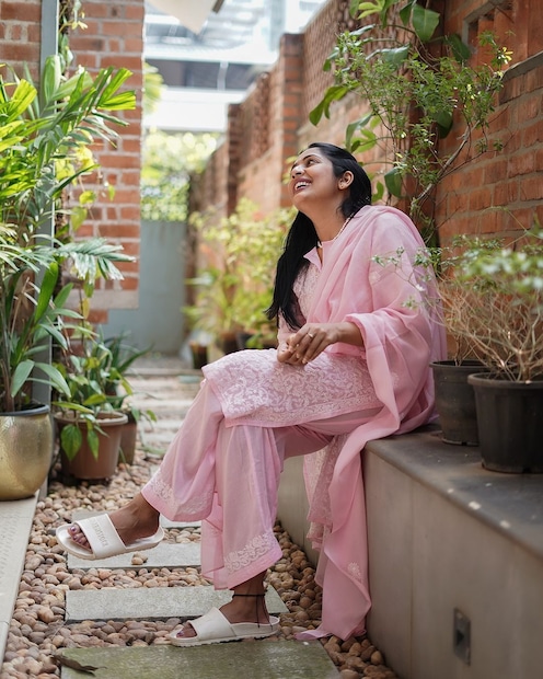  തന്റെ ജീവിതത്തിലെ കുഞ്ഞു വിശേഷങ്ങളും പുത്തൻ ഫോട്ടോഷൂട്ടുകളും അഭിപ്രായങ്ങളുമെല്ലാം നവ്യ സോഷ്യൽമീഡിയയിലൂടെ ആരാധകരുമായി പങ്കുവെക്കാറുണ്ട്. അത്തരത്തിൽ നവ്യ തന്റെ സോഷ്യൽമീഡിയയിൽ പോസ്റ്റ് ചെയ്ത ഒരു കുഞ്ഞുവീഡിയോയും അതിൽ പറഞ്ഞിരിക്കുന്ന കാര്യങ്ങളുമാണ് ഇപ്പോൾ സോഷ്യൽ മീഡിയയിൽ വൈറലായിക്കൊണ്ടിരിക്കുന്നത്.