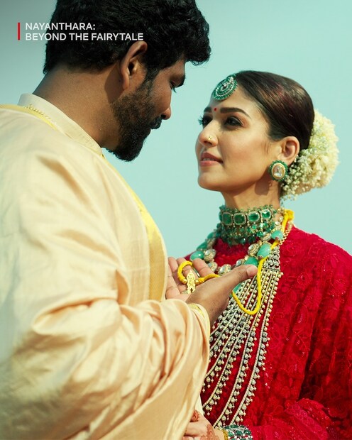  അതിനിടയിൽ ഡോക്യുമെന്ററിയിൽ ധനുഷ്(Dhanush) നിർമ്മിച്ച് നാനും റൗഡി താൻ എന്ന സിനിമയിലെ ഭാ​ഗങ്ങൾ ഉൾപ്പെടുത്തുന്നതിന്റെ പേരിൽ നയൻതാരയും ധനുഷും തമ്മിലുള്ള തുറന്ന പോരും ചർച്ചയാവുകയാണ്. (photo courtesy: Netflix)