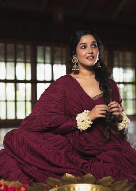 സത്യൻ അന്തിക്കാട് ചിത്രം 'കഥ തുടരുന്നു' എന്ന സിനിമയിലൂടെയാണ് അനിഖ അഭിനയ ജീവിതത്തിലേക്ക് എത്തുന്നത്. പിന്നീട്, അഞ്ചു സുന്ദരികൾ, ഫാസ്കർ ദി റാസ്കൽ, മൈ ​ഗ്രേറ്റ് ഫാദർ തുടങ്ങി നിരവധി മലയാള സിനിമകളിൽ അഭിനയിച്ചിരുന്നു. മലയാളത്തിന് പുറമേ തമിഴ്, തെലുങ്ക് സിനിമകളിലും അനിഖ ഭാഗമായിട്ടുണ്ട്.
