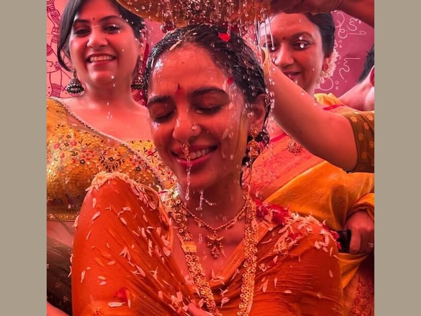 ശോഭിതയുടെ കുടുംബത്തെ മനസ്സിലാക്കാൻ സാധിച്ചതിനെക്കുറിച്ചും നാഗ ചൈതന്യ ചില കാര്യങ്ങൾ പറയുന്നുണ്ട്. കുറച്ചു മാസങ്ങളായി ശോഭിതയുടെ കുടുംബത്തെ പരിചയപ്പെടാൻ സാധിച്ചത് വളരെ നല്ലൊരു അനുഭവമെന്നാണ് അദ്ദേഹം പറയുന്നത്. ഇരു കുടുംബങ്ങളും ഒത്തുചേർന്ന് ആചാരപൂർവ്വം നടത്തുന്ന വിവാഹദിനത്തിനായി പ്രതീക്ഷിക്കുന്നതായും ചൈതന്യ. മരുമകനായല്ല, മകനായാണ് അവർ കാണുന്നത്. രണ്ടു കുടുംബത്തിനും പൊതുവായി ചില കാര്യങ്ങളുണ്ട്. ശോഭിത ഒരു കുടുംബസ്ത്രീയാണ് എന്നും, ഏതാനും ആഘോഷ ചടങ്ങുകൾ രണ്ടുപേരും ചേർന്നാണ് കൊണ്ടാടിയത്