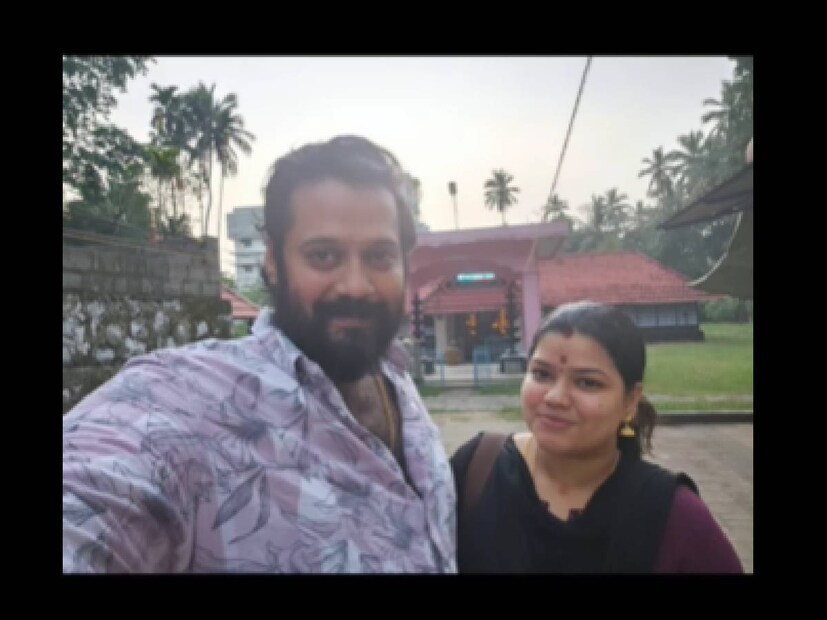 നിയമപരമായി കോകില തന്റെ രണ്ടാമത്തെ ഭാര്യയാണ് എന്നാണ് ബാലയുടെ വാദം. അമൃതയ്ക്ക് ശേഷം വിവാഹം ചെയ്ത എലിസബത്തുമായുള്ള വിവാഹം നിയമപരമായില്ല. അമൃതാ സുരേഷുമായി കോടതി വഴി വിവാഹമോചനം നേടിയാണ് ബാല പിരിഞ്ഞത്. അമൃതയ്ക്കു മുൻപ് ഒരു വിവാഹം ചെയ്ത കാര്യം വിവാദമായിരുന്നു. ഇത് ചിന്ന വയസ്സിലെ പ്രണയം എന്ന് മാത്രമാണ് ബാല പറഞ്ഞിട്ടുള്ളത്. എന്നാലും കേസ് നടക്കുന്നത് കാരണം അവരുടെ പേര് വെളിപ്പെടുത്താൻ സാധിക്കില്ല എന്നും ഇതേ ബാല തന്നെയാണ് പറയുന്നത്