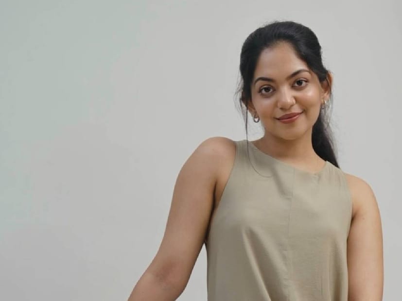 സിന്ധുവിന്റെ ഫോണിലെ വാട്സാപ്പ് നമ്പറിലേക്കാണ് ഒ.ടി.പി. ആവശ്യപ്പെട്ടു സന്ദേശമെത്തിയത്. ഇതിന്റെ സ്ക്രീൻഷോട്ട് സഹിതമാണ് അഹാന പോസ്റ്റ് ചെയ്തത്. സാധാരണ ഗതിയിൽ ഇതേപ്പറ്റി അവഗാഹമില്ലാത്തവർ ഹാക്കർ ചോദിച്ച പാടെ നമ്പർ അയച്ചു കൊടുക്കലാകും പതിവ്. എന്നാൽ, അമളി പറ്റാതെയിരിക്കാൻ സിന്ധു കൃഷ്ണ ഹാക്കർക്ക് ആവശ്യത്തിന് മറുപടി കൊടുത്തേ വിട്ടുള്ളൂ. കോൺടാക്റ്റ് ലിസ്റ്റിലെ നേരത്തെ ഹാക്ക് ചെയ്യപ്പെട്ട ഒരാളുടെ നമ്പറായിരുന്നു ഇത് എന്ന് അഹാന (തുടർന്ന് വായിക്കുക)