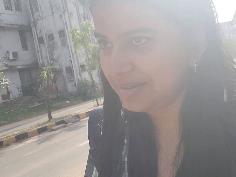 എലിസബത്തിന് ആക്റ്റീവ് ആയ ഒരു യൂട്യൂബ് ചാനലും, ഫേസ്ബുക്ക് പേജുമുണ്ട്. രണ്ടിടത്തും അവർ വ്ലോഗ് പോസ്റ്റുകൾ ഇടാറുണ്ട്. പക്ഷേ, ഇനി ഇവിടങ്ങളിൽ കയറി വന്നു വായിൽതോന്നിയത് വിളിച്ചു പറയാൻ നിൽക്കേണ്ട. വീട്ടുകാരും നാട്ടുകാരും ഒക്കെ അറിഞ്ഞാൽ നാണക്കേടാകും എന്ന ചിന്ത ഉള്ളവർ പ്രത്യേകിച്ചും. സ്ക്രീൻഷോട്ട് അടിച്ച് അത്തരക്കാരെ ഫേമസ് ആക്കാൻ എലിസബത്ത് തീരുമാനിച്ചു കഴിഞ്ഞു. തുടക്കം എന്ന നിലയിൽ, ഒരു സ്ക്രീൻഷോട്ടും ഇട്ടുകഴിഞ്ഞു എലിസബത്ത് ഉദയൻ 