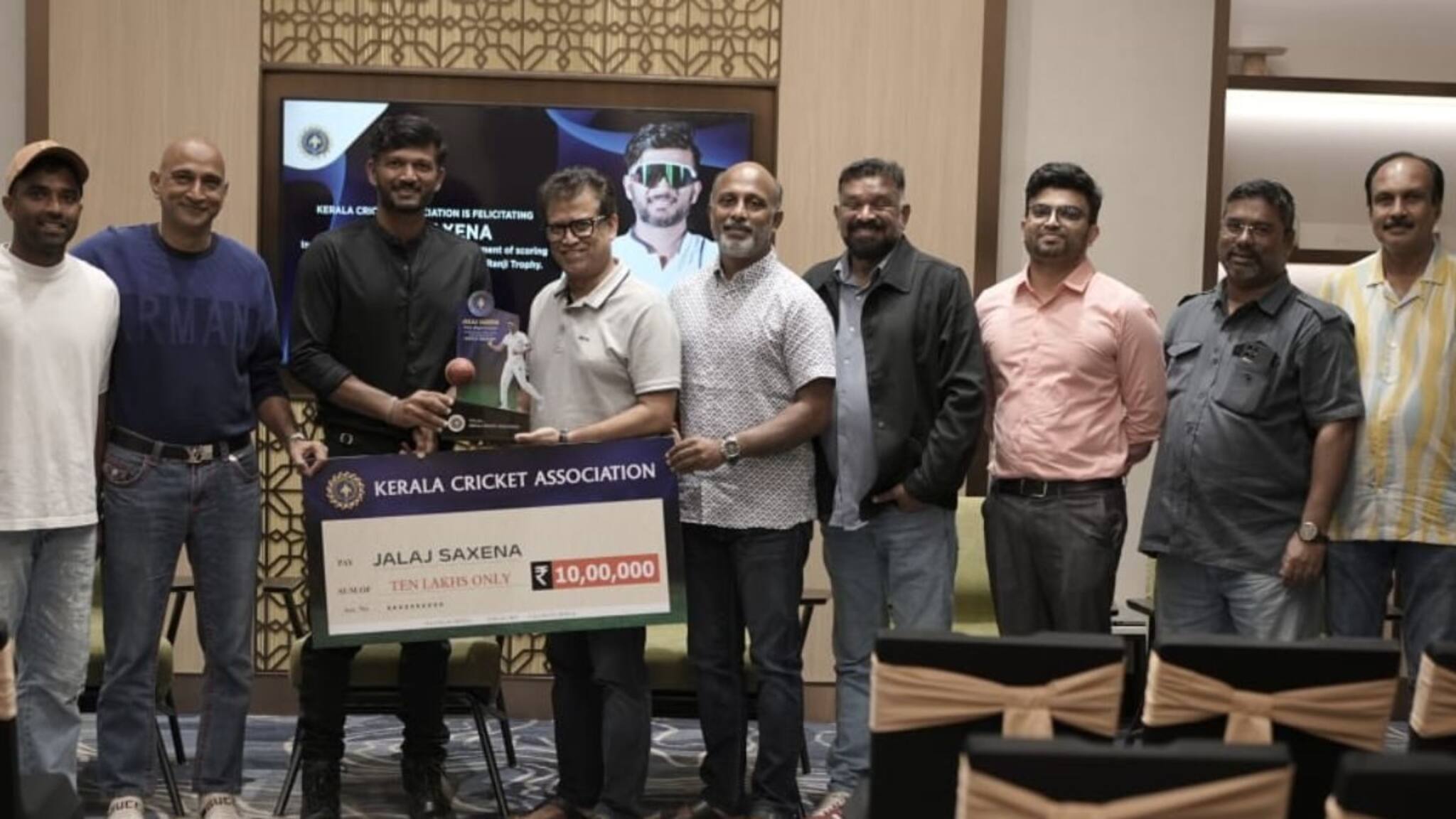 Jalaj Saxena| 6000 റൺസും 400 വിക്കറ്റും; രഞ്ജി ട്രോഫിയിലെ നേട്ടത്തിന് ജലജ് സക്സേനയ്ക്ക് 10 ലക്ഷം രൂപ സമ്മാനവുമായി കെസിഎ