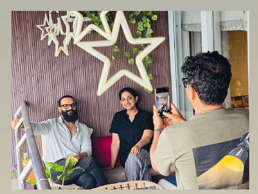 നടൻ ജയസൂര്യയും (Jayasurya) ഭാര്യ സരിതയും അവരുടെ കുടുംബവും ഒരു വലിയ പ്രതിസന്ധിയിലൂടെ കടന്നുപോയി തിരിച്ചുവരവിന്റെ പാതയിലാണ്. ഈ സമയം മുഴുവനും കുടുംബസമേതം അമേരിക്കയിൽ പോയിരുന്നതിനാൽ, ജയസൂര്യ പ്രതിസന്ധി ഘട്ടം നാട്ടിൽ നിന്നും നേരിടാതെ തരണം ചെയ്‌തു എന്ന് മാത്രം. ഹേമ കമ്മറ്റി റിപ്പോർട്ടിന്റെ പശ്ചാത്തലത്തിൽ ഉണ്ടായ വെളിപ്പെടുത്തലുകളിൽ നടന്റെ പേരുയർന്നിരുന്നു. കഴിഞ്ഞ ദിവസങ്ങളിലാണ് ആദ്യം ഉണ്ടായ കേസ് പരാതിക്കാരി പിൻവലിച്ചത്. ഇന്ന് കുടുംബത്തോടൊപ്പമുള്ള സന്തോഷ നിമിഷങ്ങൾ പകർത്തി ആരാധകരുടെ മുന്നിലേക്ക് വരികയാണ് ജയസൂര്യ