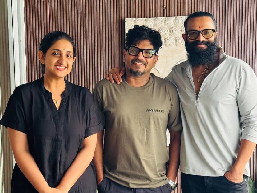 പ്രമുഖ ഛായാഗ്രാഹകൻ രവി വർമ്മനാണ് ജയസൂര്യക്കും സരിതയ്‌ക്കും ഒപ്പമുള്ളത്. 1999ലെ മലയാള ചിത്രം ജലമർമരം മുതൽ ഇന്നുവരെ അദ്ദേഹം ഇന്ത്യൻ സിനിമയിലുണ്ട്. എളുപ്പത്തിൽ പറഞ്ഞാൽ, പൊന്നിയിൻ സെൽവാനിലെ ജീവൻ തുടയ്ക്കുന്ന ഫ്രയിമുകൾ ക്യാമറയിൽ പകർത്തിയ അതേ വ്യക്തി. 'ഫിർ മിലേംഗി'യിലൂടെ ഹിന്ദിയിലും, ഓട്ടോഗ്രാഫിലൂടെ തമിഴിലും ചുവടുവച്ചതില്പിന്നെ രവിവർമൻ എന്ന ഛായാഗ്രാഹകന് തിരിഞ്ഞുനോക്കേണ്ടി വന്നിട്ടില്ല. ഇന്ത്യൻ 2വിന്റെ ക്യാമറയും അദ്ദേഹത്തിന്റെ കയ്യിൽ ഭദ്രം. ബിഗ് സ്‌ക്രീനിൽ ഇനി ജയസൂര്യ രവിവർമന്റെ ക്യാമറയുടെ മുന്നിൽ വരാൻ സമയമായോ എന്ന് അറിയേണ്ടിയിരിക്കുന്നു