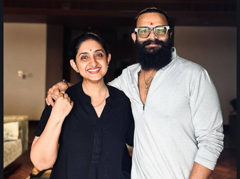ഫാഷൻ ഡിസൈനർ ആണ് സരിതാ ജയസൂര്യ. സരിതയുടെ പല മനോഹരമായ ഡിസൈനുകളും ജയസൂര്യയിലൂടെ വെള്ളിത്തിരയിലെത്തിയിട്ടുണ്ട്. ആട്, പ്രേതം സിനിമകളിലെ കോസ്റ്യൂംസ് അതിനുദാഹരണം. മുണ്ടുകളിലും കുർത്തയിലും സരിത തീർത്ത ഡിസൈനുകൾ കേരളത്തിൽ ട്രെൻഡ് ആയി മാറിയിട്ടുണ്ട്. ചിലപ്പോൾ തന്റെ മനോഹര വസ്ത്രശ്രേണിയുമായി സരിത എക്സിബിഷനും നടത്താറുണ്ട്. അഭിനേതാവായ ഭർത്താവിനെയും ഡിസൈനർ ആയ ഭാര്യ സരിതയേയും ഈ കാണുന്ന ചിത്രത്തിൽ ക്യാമറയിൽ പകർത്തുന്നത് സിനിമാ ലോകം കണ്ട ലെജെന്റുകളിൽ ഒരാളാണ് (തുടർന്ന് വായിക്കുക)