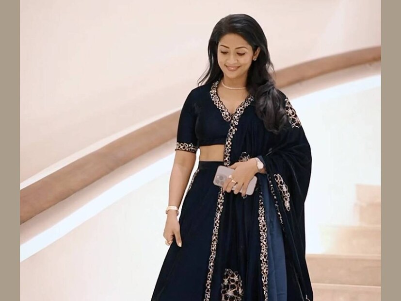 100 രൂപയിലധികം തനിയെ ചിലവാക്കി സായ് കൃഷ്ണയ്ക്ക് പരിചയമില്ലത്രേ. നവ്യ നായർ മകന്റെ കയ്യിൽ നൽകിവിട്ടതാകട്ടെ, 25,000 രൂപയും. ഇത്രയും വലിയ തുക മുഴുവനും ചിലവിടാനല്ല ഉദ്ദേശിച്ചതും. ഇഷ്‌ടമുള്ള വസ്തുക്കൾ തിരഞ്ഞെടുക്കാനുള്ള സ്വാതന്ത്ര്യം സായ് കൃഷ്ണയ്ക്കുണ്ട്. അതനുസരിച്ച് പണം ചിലവഴിക്കാം. അത്തരത്തിൽ ഒരു സ്പോർട്സ് യൂട്ടിലിറ്റി ഷോപ്പിൽ നിന്നും ഷോപ്പിംഗ് നടത്തുന്ന സായ് കൃഷ്ണയാണ് വീഡിയോയിലുള്ളത്. ആവശ്യമുള്ള ഏതാനും വസ്തുക്കൾ ആലോചിച്ച് കണ്ടെത്തി വാങ്ങുന്ന സായ് കൃഷ്ണയെ ഇവിടെ കാണാം 