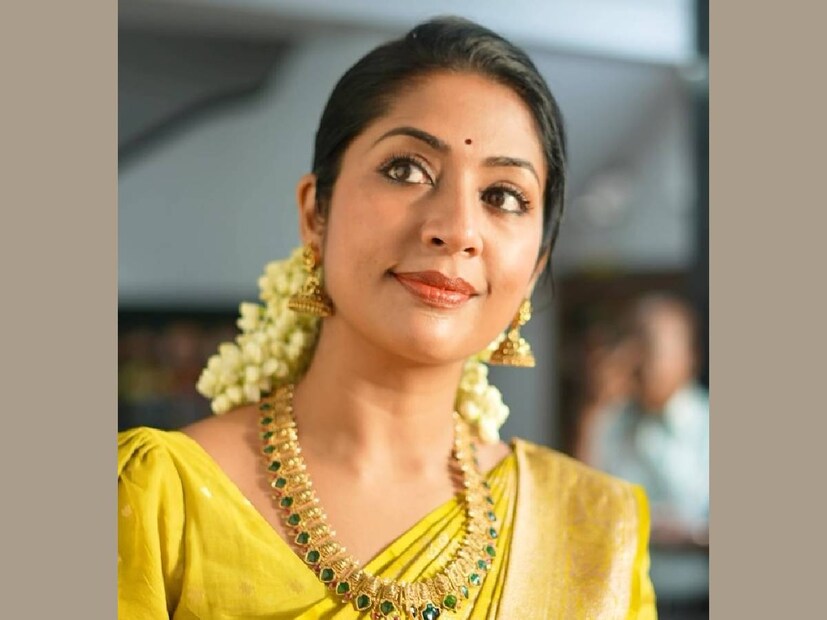 പഠനത്തിലും പാഠ്യേതര പ്രവർത്തനങ്ങളിലും മിടുക്കനാണ് നവ്യയുടെ പുത്രൻ സായ്. ആ വിശേഷങ്ങൾ എല്ലാം തന്നെ നവ്യ നായർ ഇടയ്ക്കിടെ അവരുടെ ഇൻസ്റ്റഗ്രാം പേജിൽ പല തരത്തിലുള്ള പോസ്റ്റുകളായി ഇടാറുണ്ട്. മകന്റെ പിറന്നാളിന് കുറച്ചു ദിവസങ്ങൾ കൂടി ബാക്കി നിൽക്കെയാണ് നവ്യ ഒരു ഡീറ്റൈൽഡ് വ്ലോഗുമായി വരുന്നത്. നവ്യയുടെ ജന്മദിനത്തിനും കുടുംബവും കൂട്ടുകാരും ചേർന്ന് ഗംഭീര ആഘോഷം ഒരുക്കാറുണ്ട്. സായ് കൃഷ്ണയുടെ പിറന്നാളിന് നവ്യ ഇക്കുറി നാട്ടിൽ പോലും ഉണ്ടാകില്ല (തുടർന്ന് വായിക്കുക)