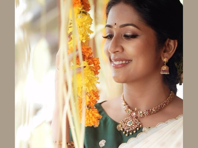ചെന്നൈയിൽ ഡാൻസ് ക്‌ളാസുകളുമായി സജീവമായിരിക്കും നവ്യ നായർ. ഇത്രയും വർഷങ്ങളിൽ ഒരു കൊച്ചു കുട്ടി എന്ന നിലയിലാണ് സായ് കൃഷ്ണയ്ക്ക് സ്‌പെഷൽ പിറന്നാൾ ആഘോഷം കുടുംബം ഒരുക്കി നൽകിയിരുന്നത് എന്ന് നവ്യ. പക്ഷേ, വളർന്നപ്പോൾ സായ് കൃഷ്ണയ്ക്ക് തന്നെ ഒരു മാറ്റം വേണമെന്ന് തോന്നി തുടങ്ങിയിരിക്കുന്നു. അത്തരം വലിയ ആഘോഷങ്ങൾ ഒന്നും തനിക്കിനി വേണ്ട എന്ന ആശയം സായ് കൃഷ്ണ തന്നെ മുന്നോട്ടു വയ്ക്കുകയായിരുന്നു. പകരം എന്ത് ചെയ്യാം എന്ന് സായ് കൃഷ്ണ തന്നെ വ്യക്തമാക്കി 