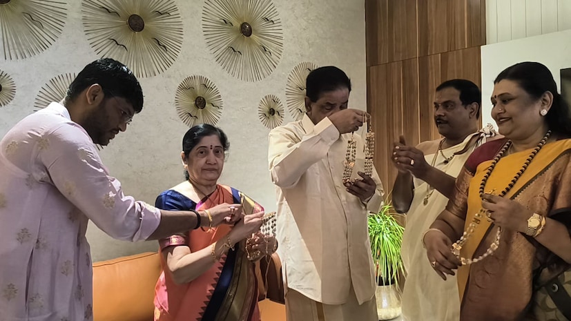  ആകെ നാല് വൈജയന്തി മാലകളാണ് പ്രത്യേകം തയാറാക്കി സമർപ്പിച്ചത്. വ്യാഴാഴ്ച തിരുമലയിൽ ഉത്സവമൂർത്തിയായി ആരാധിക്കുന്ന ശ്രീദേവിക്കും ഭൂദേവിക്കും ഒപ്പമുള്ള ശ്രീ മലയപ്പ സ്വാമിയുടെ ആചാരപരമായ വിഗ്രഹങ്ങളിൽ ഇവ സമർപ്പിച്ചു.
